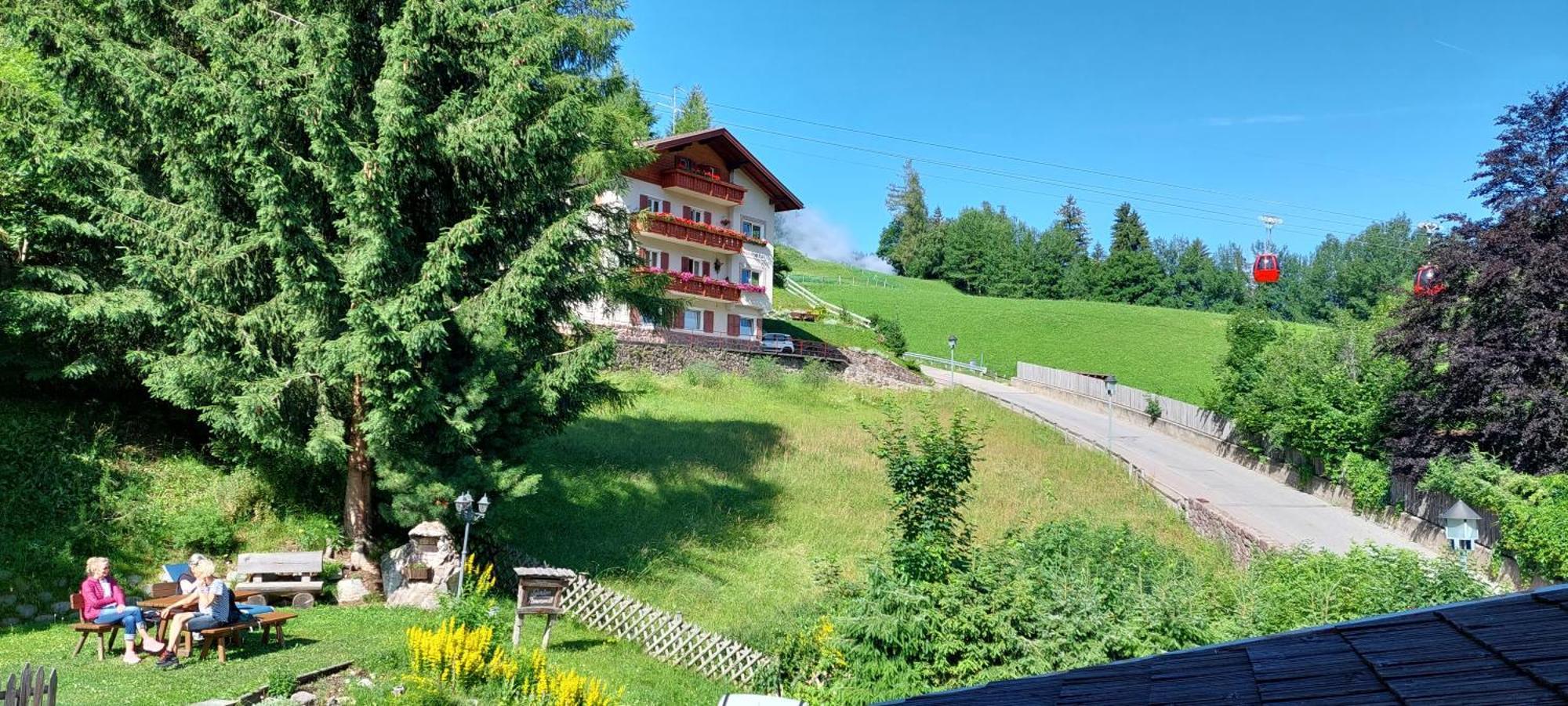 Garni Panoramik Hotel Ortisei Luaran gambar